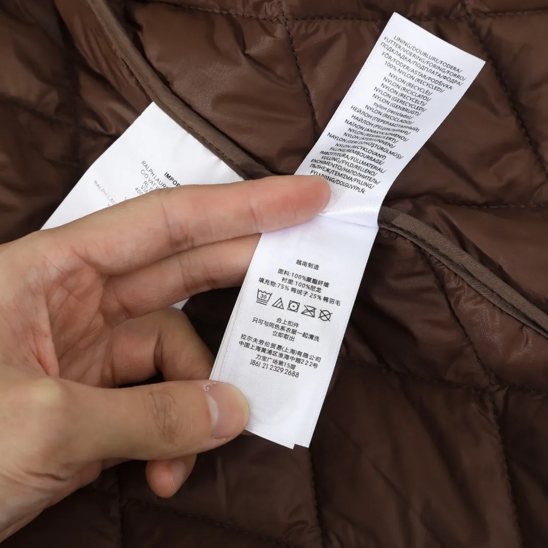 P370 #59 Ralph Lauren classic rhombus quilted cotton jacket for men and women. Inspired by retro workwear, it blends with contemporary British style. The imported machine-pressed rhombus quilting is accurately aligned, and the three-dimensional H-shaped tailoring is neat and slim. It is not bulky when layered in autumn and winter, and still maintains a light style.  Texture is reflected in the details: customized metal buckles, corduroy lapels, breathable eyelets under the arms, and slits on the hem, all replicating the brand's high-end genes. All excipients are standardized!  Five colors to choose from: black/khaki/brown/green/navy blue, easy to switch between commuting, leisure, and travel occasions. Function and appearance coexist: 37.5°C temperature control black technology, breathable and moisture-proof, anti-slip cotton patented fabric, temperature-locking, soft and waxy, durable and stylish. A retro warm-keeping item that can handle low temperatures calmly. The details are all made of craftsmanship, and the style has no limits. It has a classy look that will turn heads.  Color: Khaki Black Navy Green Brown Size: S M L